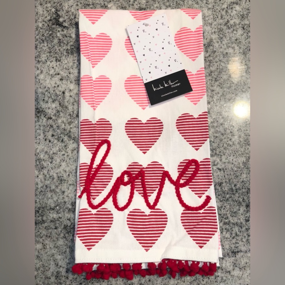 Set of 2 Valentine’s Day kitchen towels, heart pattern, NWT